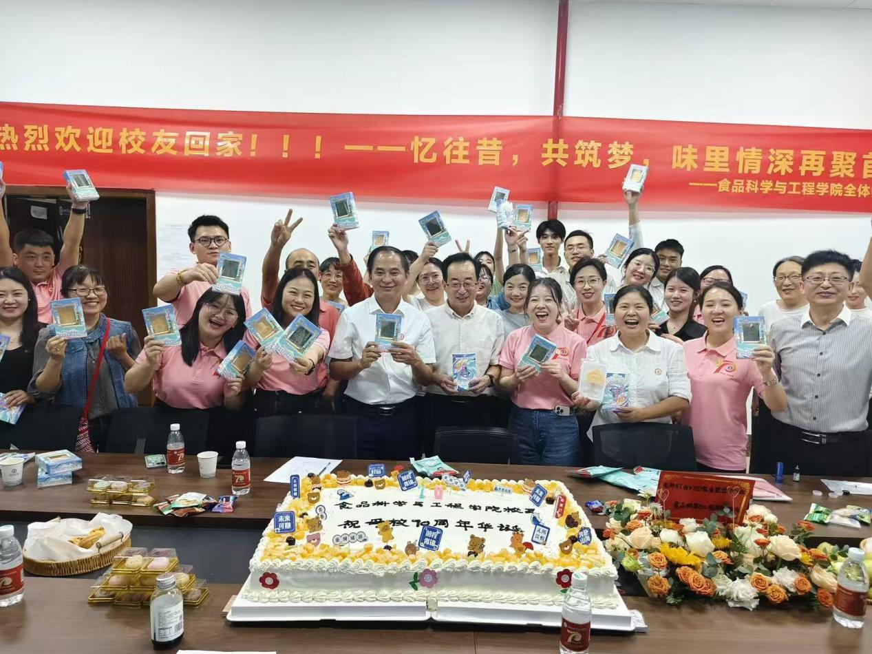 新葡的京集团8814热烈欢迎校友回家!忆往昔,共同筑梦